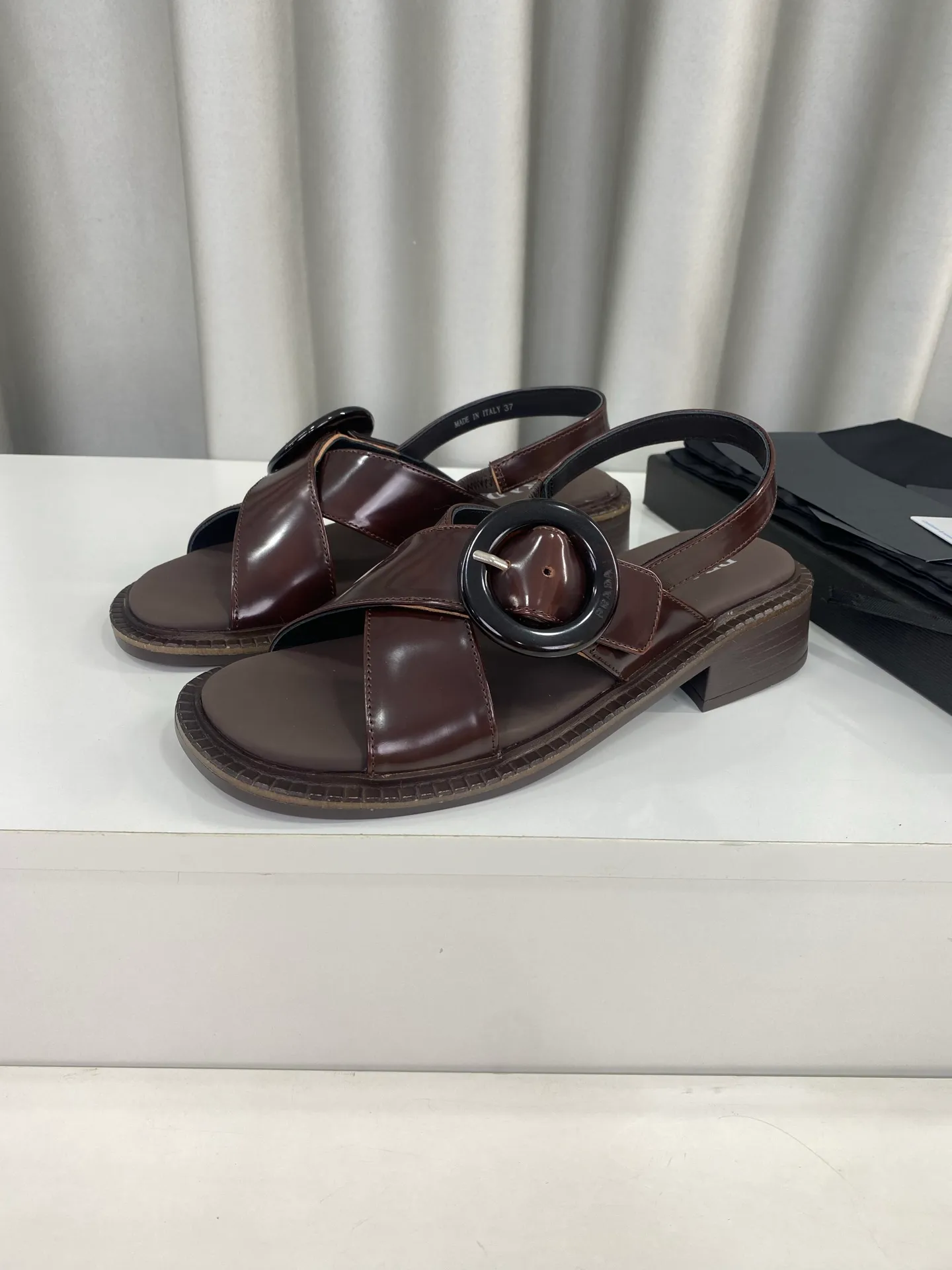💕💕Factory direct selling price p500💕💕 Prada 25ss spring and summer new style cross thick heel sandals ☑️ Many Internet celebrity fashion bloggers are planting grass. Summer must-have sandals. Retro fashionable and avant-garde soles with uppers make the whole pair of shoes light and comfortable. Satisfy the various choices of fashionable people of different styles. The upper feet are very comfortable. The iconic metal triangle logo matches the shape of ancient beach sandals. Every design is fashionable ▪Upper: Made of original imported cow patent leather ▪Inner foot pads: sheepskin ▪Sole: Original customized rubber outsole ▪Size: 35-40 (customized for 40 yuan, non-refundable)